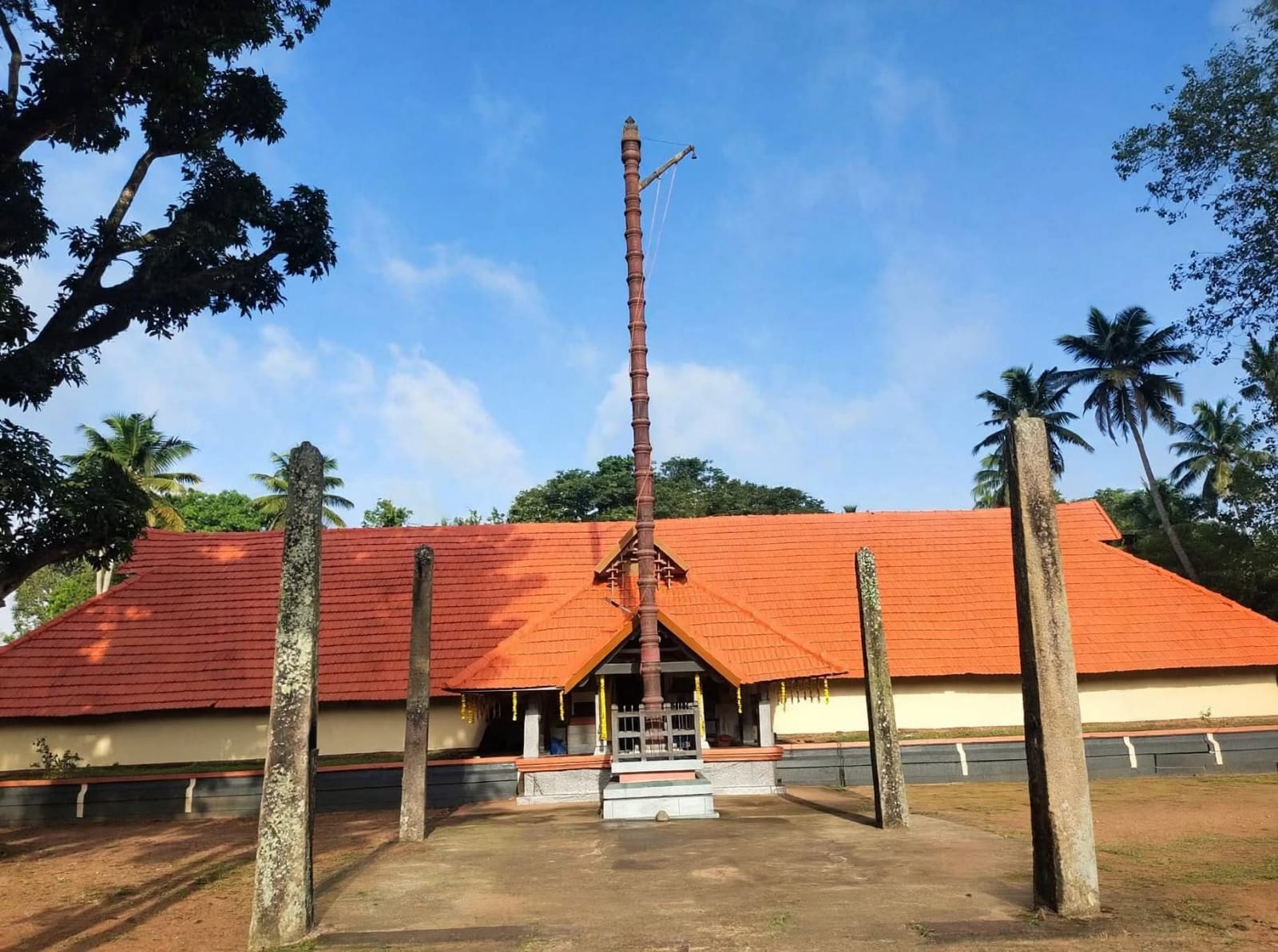  തൃച്ചിറ്റാറ്റ്  പ്രതിഷ്ഠാവാർഷികവും  കളഭാഭിഷേകവും പുഷ്‌പാഭിഷേകവും